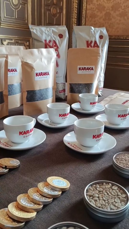 ☕️ 🇻🇪 Así fue el diálogo ‘Café y chocolate de Venezuela’.

El café venezolano ha sido tradicionalmente cultivado en zonas de altitud, cuyas condiciones geográficas permiten desarrollar perfiles sensoriales definidos y reconocidos en el ámbito internacional del café de especialidad. Su historia está vinculada a la economía rural y a las dinámicas sociales que han acompañado la producción y comercialización del grano en distintos momentos del país.

Durante el encuentro se realizó una degustación comentada para conocer de primera mano la diversidad de aromas y matices del café y el chocolate venezolanos.

🤝 Con @embaveespana y @karakacoffee