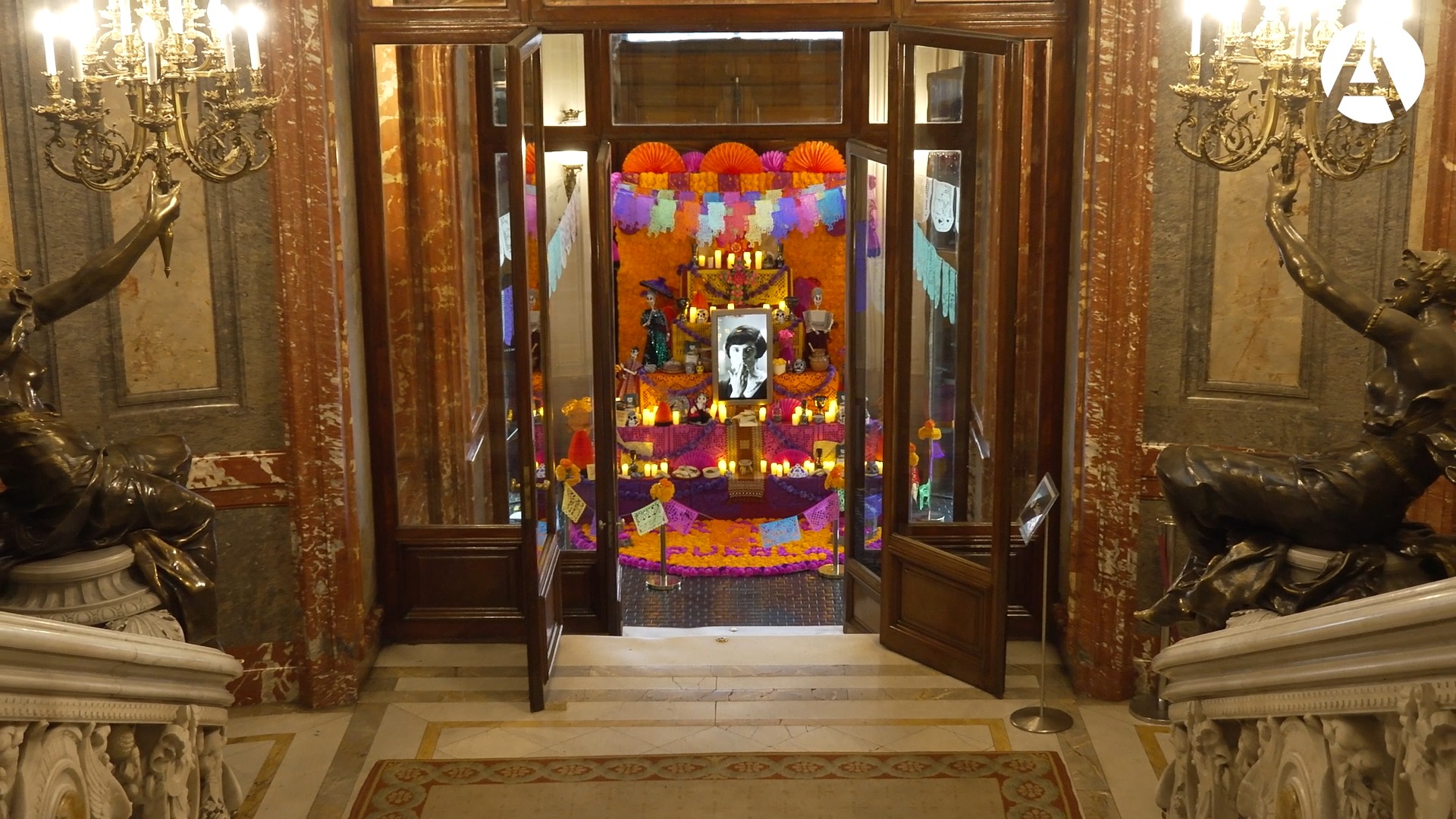 🕯️ 🇲🇽 ‘𝐋𝐚 𝐀𝐛𝐮𝐞𝐥𝐚 𝐝𝐞 𝐓𝐨𝐝𝐨𝐬’ convirtió nuestra sede en un espacio de memoria compartida, donde las historias, los rostros y las flores de cempasúchil celebraron la vida a través del recuerdo.

Gracias a todas las personas que visitaron esta ofrenda y compartieron la tradición del Día de Muertos en Madrid.

🤝 Con @_arenet, Gobierno del Estado de Puebla, @Culturagobpuebla, Secretaría de Turismo de Puebla, Centro INAH Puebla, @IMEXEsp, Museo Regional de Puebla, Karina Pérez Popoca y @sremx.

🔗 Más información en nuestra web, enlace en la biografía.

#LaAbueladeTodos #DiaDeMuertosEnMadrid #PorAmorAPuebla #casamerica