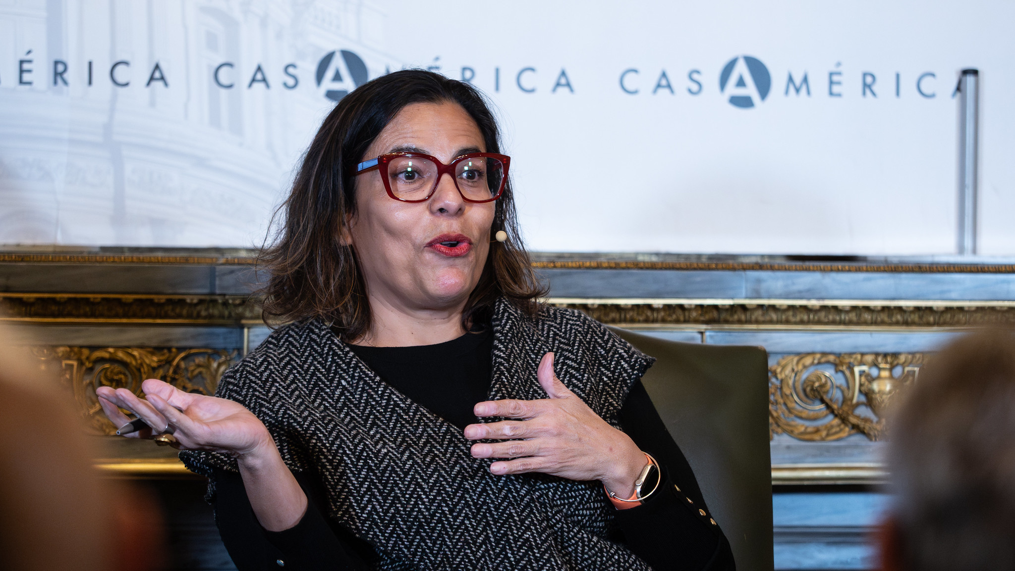 📚 Compartimos algunas imágenes del diálogo ‘Explorar la verdad en los abismos y silencios de la familia’, celebrado en el marco del Festival Eñe.

Una conversación profunda y luminosa sobre memoria, la herencia y la escritura, con el autor salvadoreño Juan José Martínez D’Aubuisson, beneficiario de la III Residencia de Creación Literaria que otorga el Festival Eñe. Un encuentro que conectó historias familiares marcadas por silencios, violencia, desplazamientos y preguntas que atraviesan generaciones, y que muestran cómo la literatura puede abrir nuevas formas de comprendernos.

🗣️ Introdujeron León de la Torre, @jesusruizmantilla y @kaktusita. 
👥 Con @juanmartinezda, @recisneros y @cayaneya.

🤝 Con @aecid_es, @festivalene, @casadevelazquez y @lafabrica_.

🔗 Puedes verlo completo en nuestra web, enlace en la bio.