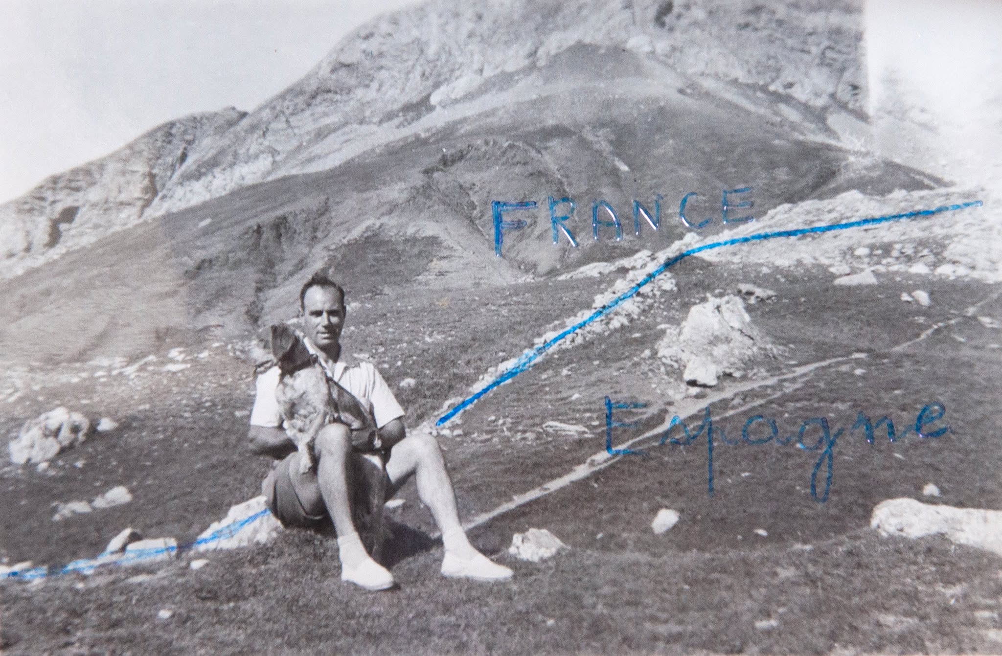 🎨 La exposición '𝐄𝐥 𝐜𝐮𝐞𝐫𝐩𝐨 𝐞𝐫𝐫𝐚𝐧𝐭𝐞. 𝐄𝐱𝐢𝐥𝐢𝐨 𝐞𝐬𝐩𝐚𝐧̃𝐨𝐥 𝟏𝟗𝟑𝟗–𝟏𝟗𝟕𝟓' propone un recorrido por la memoria del destierro republicano a través de objetos, imágenes y documentos que conservan huellas de una vida marcada por la ausencia, la resistencia y la transmisión de afectos e ideas.

La muestra, realizada por el proyecto ‘Mapas de Memoria’ de la UNED en colaboración con la Secretaría de Estado de Memoria Democrática, se articula en seis espacios expositivos que abordan el exilio desde distintas perspectivas: la correspondencia y la voz, los objetos ocultos, las imágenes del turismo frente al destierro, las historias de mujeres y los desvanes simbólicos donde se guarda aquello que acompaña a quien se va.

📅 Hasta el 14 de febrero.
👥 Comisariado por Jorge Moreno Andrés y Julián López García.
🤝 Con @uneduniv y @territorialgob.
🕒 Lunes a viernes, de 11.00 a 19.30. Sábados, de 11.00 a 15.00. Domingos y festivos, cerrado.
📍 Galería Casa de América–ABANCA (@somosabanca) | Salas Torres García y Frida Kahlo.
🎟️ Entrada libre hasta completar aforo.

Una invitación a recorrer la historia del exilio a través de sus rastros materiales y emocionales.