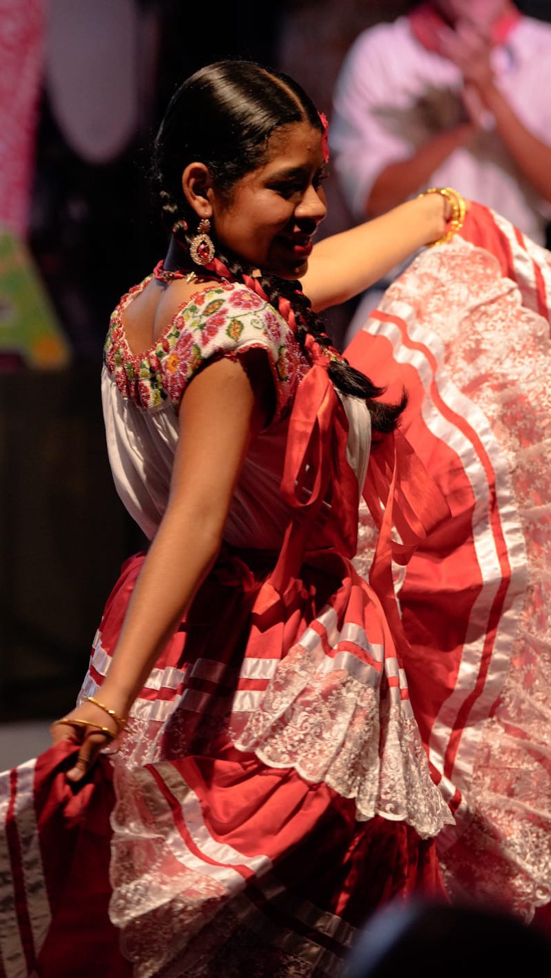 📺 🇲🇽 Ayer @carlota.acha de @madriddirecto estuvo en @casamerica para mostrar la fiesta de la Guelegetza, una celebración de la diversidad de los pueblos indígenas de Oaxaca a través de la música, la danza, la indumentaria y los rituales festivos.

Con @embamexesp, @imexesp, @gob.oax, @secturoaxaca y @marielvillatoro_.