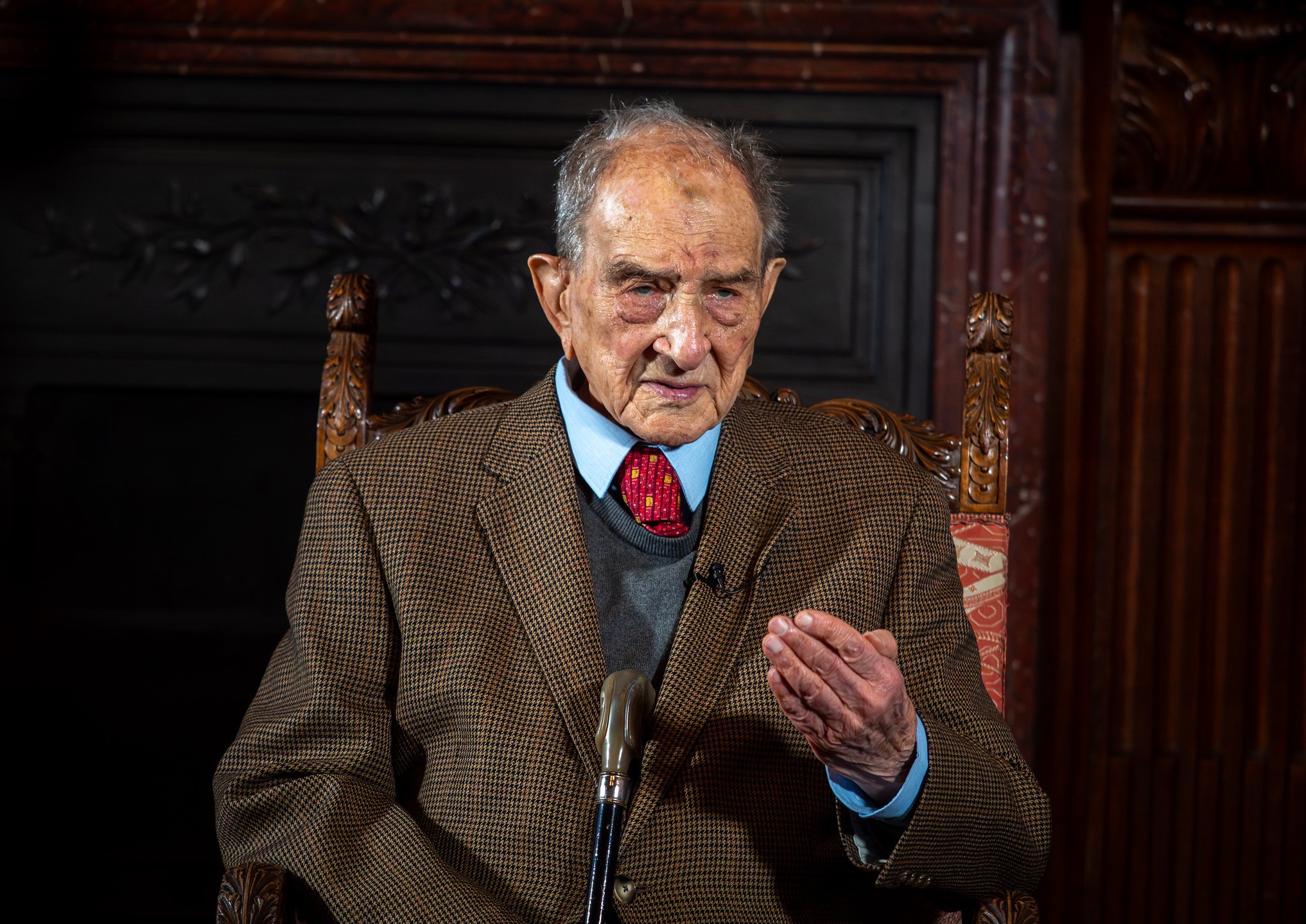 🎥🌎 Puedes ver en nuestro canal de YouTube ‘Cien años entre España y América', la entrevista con Nicolás Sánchez-Albornoz.

En el año de su centenario, Nicolás Sánchez-Albornoz concede una entrevista a Casa de América en la que hace balance de una vida marcada por la Guerra Civil, la cárcel franquista y tres exilios entre Europa y América. El historiador repasa su fuga de Cuelgamuros, su etapa académica en Argentina y Estados Unidos y su dedicación a la historia de América Latina, con especial atención a las sociedades indígenas.

En la conversación reflexiona también sobre la actualidad política en Argentina, Estados Unidos y España, y sobre la memoria histórica y el legado del franquismo. A sus cien años, Sánchez-Albornoz encarna una trayectoria intelectual atravesada por el exilio y el compromiso con la historia de ambos lados del Atlántico.

👥 Con Nicolás Sánchez-Albornoz.
📺 Video completo, enlace en la biografía.