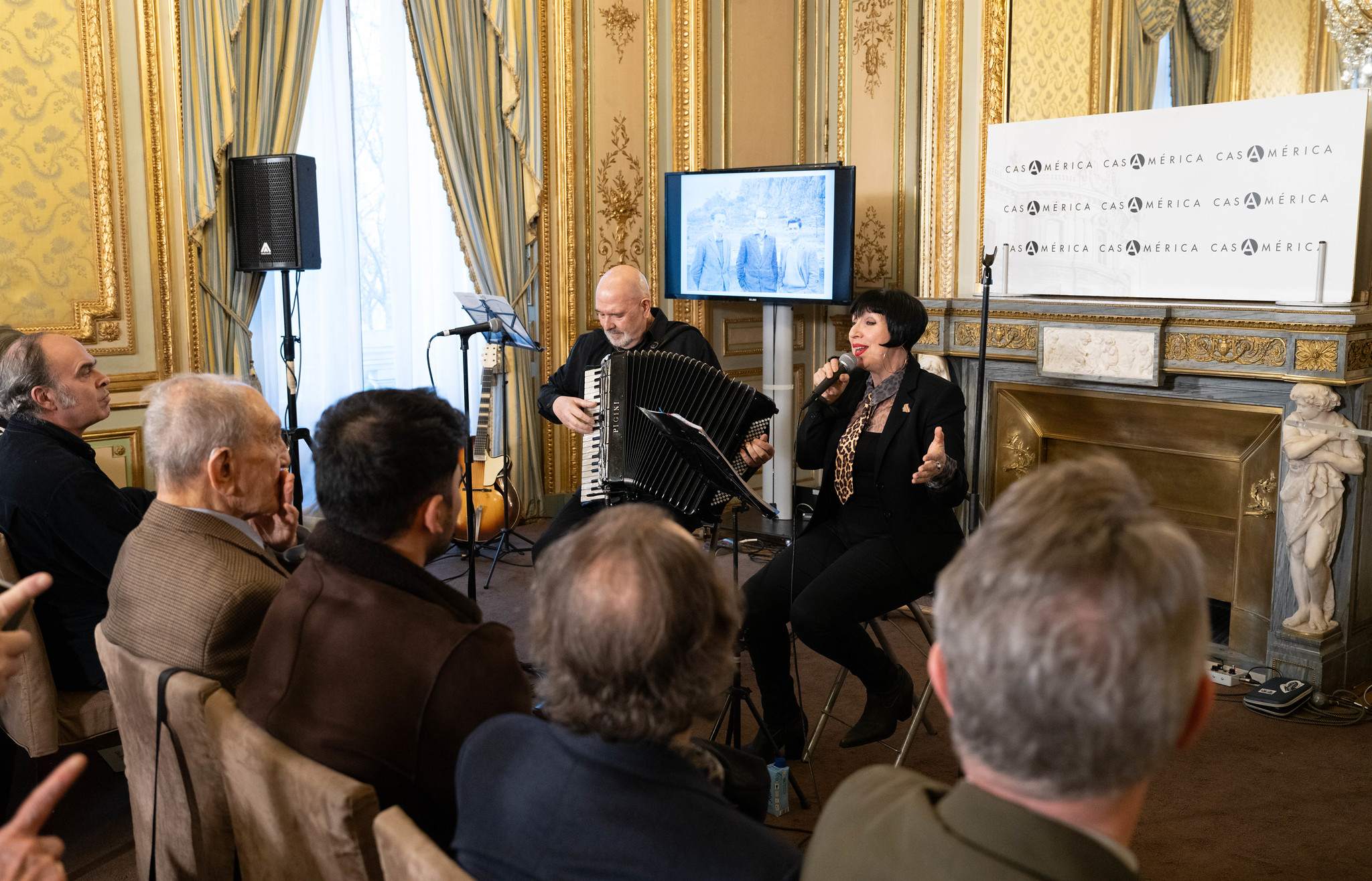 🎼🇪🇸 Puedes ver en nuestro canal de YouTube ‘Centenario de Nicolás Sánchez-Albornoz’.

Casa de América homenajea al historiador Nicolás Sánchez-Albornoz con motivo de su centenario, repasando su trayectoria intelectual y vital: su resistencia antifranquista, los años de exilio en Francia, Argentina y Estados Unidos, su labor como historiador del mundo iberoamericano y su compromiso político y cultural. A diferencia de otros actos conmemorativos, este homenaje tuvo un carácter fundamentalmente musical, recorriendo en distintos estilos la historia de su vida.

👥 Bienvenida: León de la Torre.
📺 Video completo, enlace en la biografía.