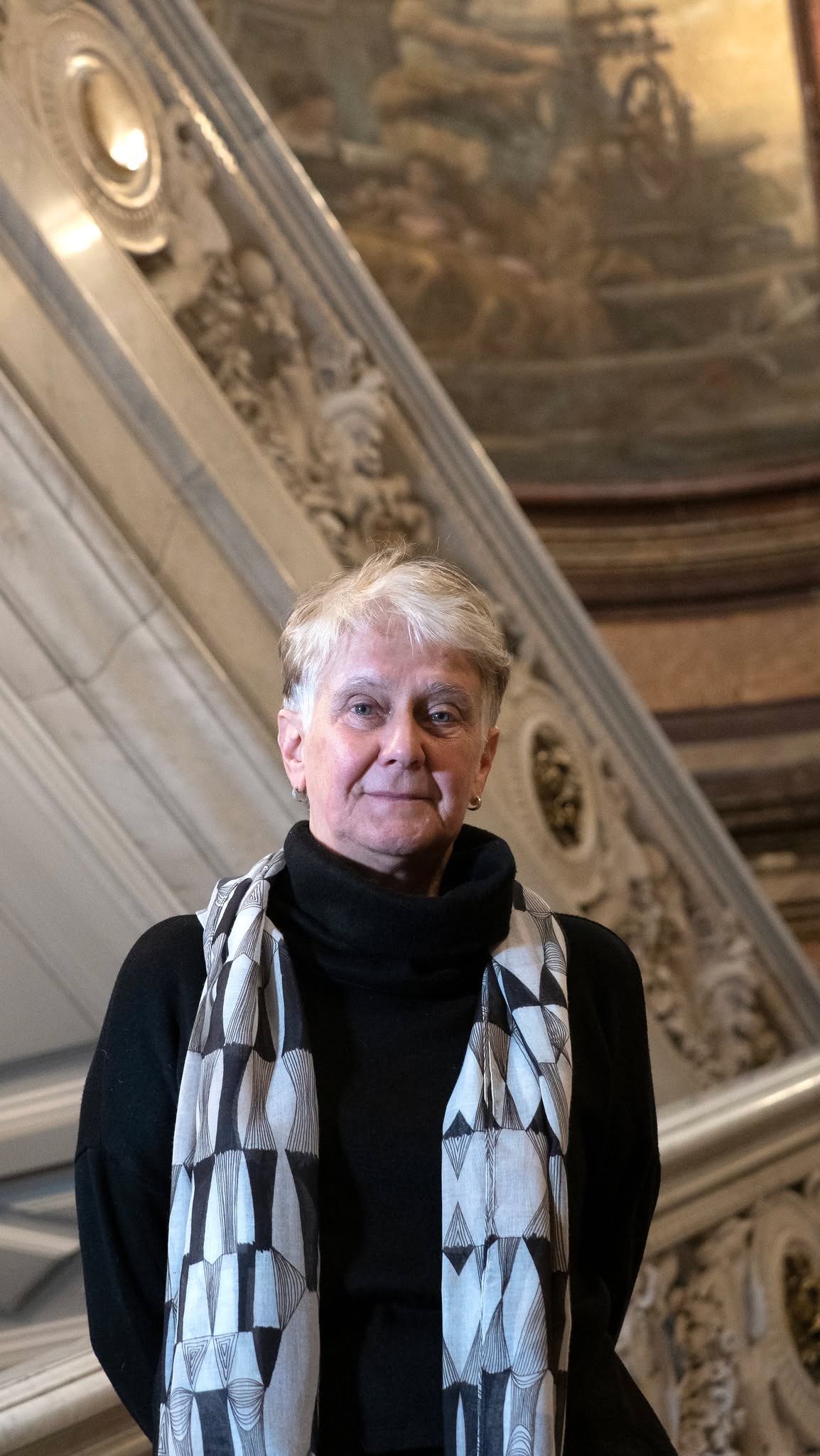 📚🌎 Ya está disponible en nuestro canal de YouTube ‘Lo animal si poema’.

En su XXV edición, el Premio Casa de América de Poesía fue otorgado a Verónica Jaffé (@veronica.jaffe.poesia)  por su obra Lo animal si poema, reconocida por el jurado por su «gran potencial intelectual y filosófico». La autora define el libro como un intento de articular preguntas sobre la condición humana y reivindica el poema como un espacio de inteligencia emocional frente a los desafíos contemporáneos.

El premio, convocado por Casa de América para estimular la escritura poética en el ámbito americano, está dotado con 5.000 euros e incluye la publicación de la obra por la Editorial Visor Libros.

👥 Con León de la Torre, Verónica Jaffé y Benjamín Prado.
📺 Video completo, enlace en la biografía.