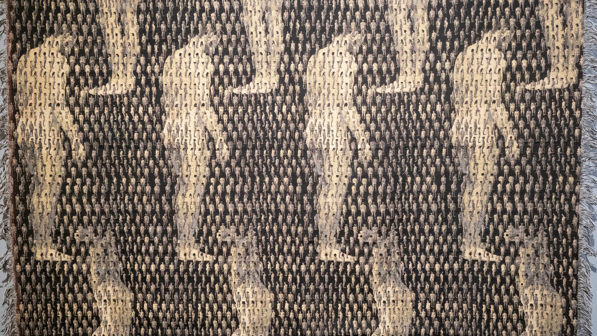 🎨 𝐅𝐫𝐨𝐧𝐭𝐞𝐫𝐚𝐬 𝐦𝐨́𝐯𝐢𝐥𝐞𝐬. 𝐀𝐫𝐭𝐞 𝐥𝐚𝐭𝐢𝐧𝐨𝐚𝐦𝐞𝐫𝐢𝐜𝐚𝐧𝐨 𝐞𝐧 𝐭𝐫𝐚́𝐧𝐬𝐢𝐭𝐨.

Una exposición que reúne artistas de toda la región para explorar el arte latinoamericano desde el desplazamiento, la identidad y los territorios en transformación. Pintura, fotografía, escultura y arte textil dialogan en un recorrido que invita a mirar las fronteras como espacios de encuentro y creación.

👥 Comisariada por María Lightowler y Óscar García.
🤝 Con Justfairs.

🔗 Más información en nuestra web.