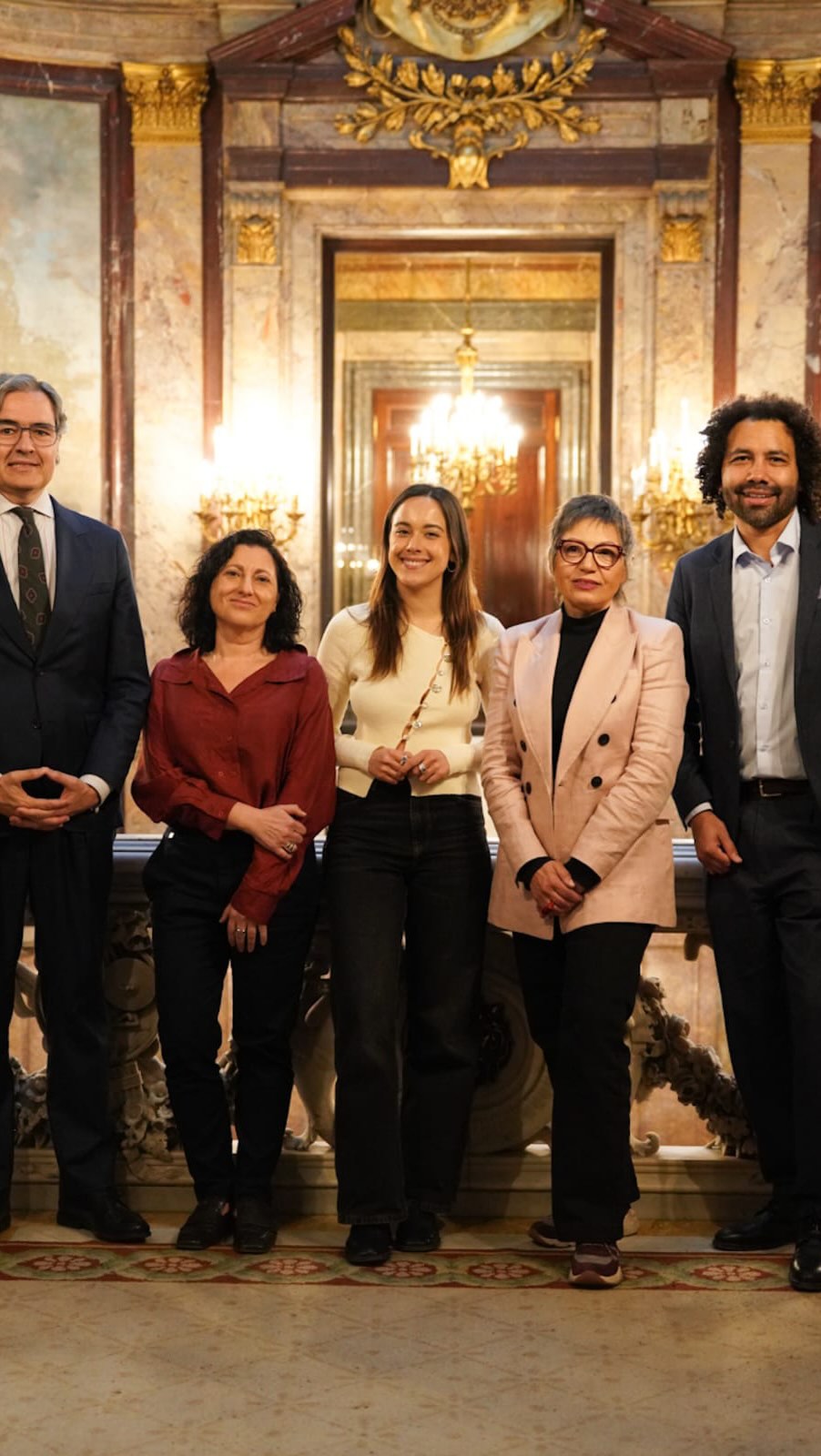 🇵🇷🎥 No fue solo música. Fue una declaración. El paso de Bad Bunny por la Super Bowl abrió un debate que va mucho más allá del espectáculo: lengua, identidad, migración y poder cultural en el corazón de Estados Unidos.

¿Puede una actuación cambiar la conversación de un país? ¿Qué ocurre cuando el español deja de adaptarse y pasa a ocupar el centro?

👥 Con @moisesmorera, @crisregatero, Lourdes Moreno Cazalla (@lmcazalla), Nicholas Casey (@nickcaseyland) y Anna Bosch (@laboschb).

📺 Video completo en nuestro YouTube, enlace en la bio.