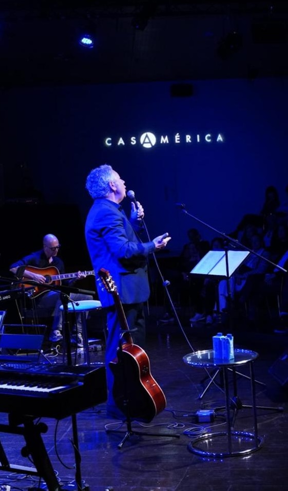 🎶 Dos orillas. Un mismo latido.

‘Indianos’ convirtió la música en un puente entre Asturias, Madrid e Iberoamérica. Sobre el escenario, Pipo Prendes (@pipoprendesoficial) fue hilando historias de ida y vuelta, donde cada canción guardaba memoria, viaje y pertenencia.