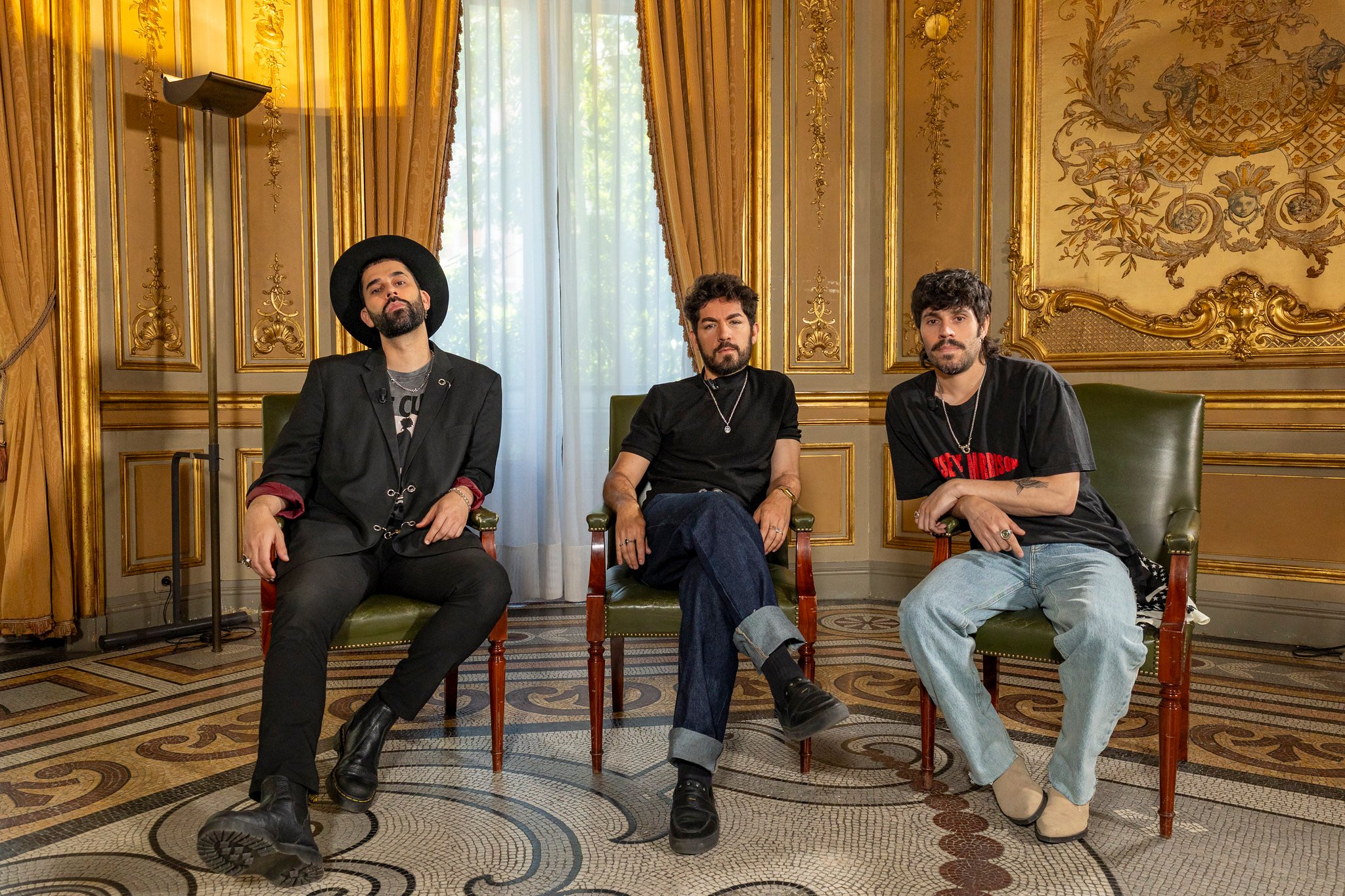 🎶🌎 En nuestro canal de YouTube puedes ver una entrevista con Siloé sobre su nuevo disco ‘Terrorismo emocional’, un trabajo que reivindica la espiritualidad, el amor y la conexión humana como parte esencial de las canciones.

La banda reflexiona sobre su crecimiento artístico, su relación con América Latina y la búsqueda constante de nuevas formas sonoras y emocionales, en una conversación atravesada por la música, la sensibilidad y la creación.

👥 Con @siloe_music.
📺 Video completo en nuestro canal de YouTube.
🔗 Enlace en la biografía.