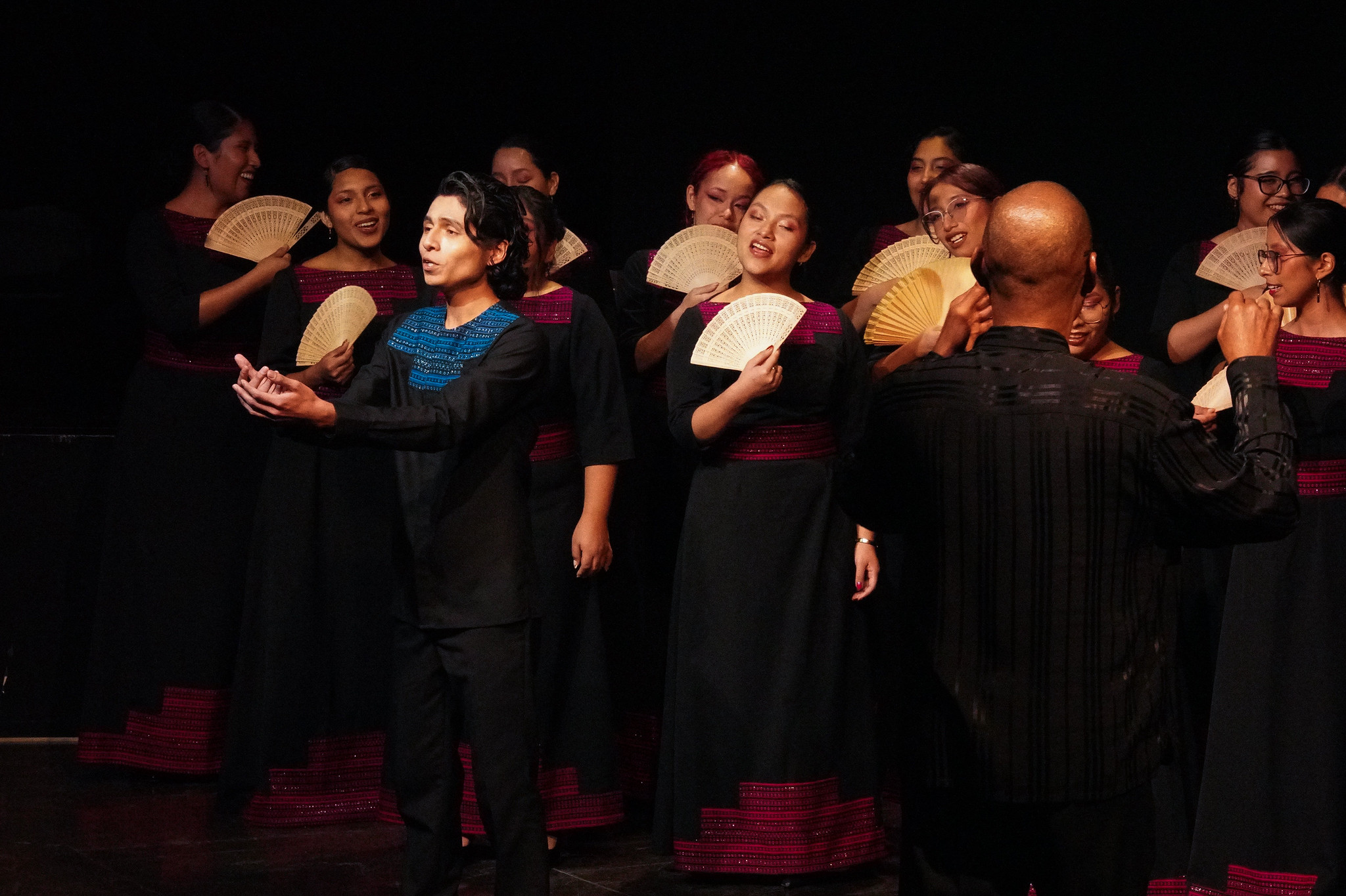 🎶 Así sonó Sinfonía por el Perú en Casa de América.

El coro juvenil de Sinfonía por el Perú ofreció un concierto con un repertorio que recorrió Perú, España, Cuba, Brasil y Filipinas, mostrando el poder de la música como espacio de encuentro y transformación social.

Desde hace quince años, esta iniciativa fundada por Juan Diego Flórez impulsa la educación musical gratuita de miles de niños, niñas y jóvenes en distintas regiones del Perú.

🤝 Con @embajadaperuenespana.

#Perú #Música #Concierto #Coro #Iberoamérica