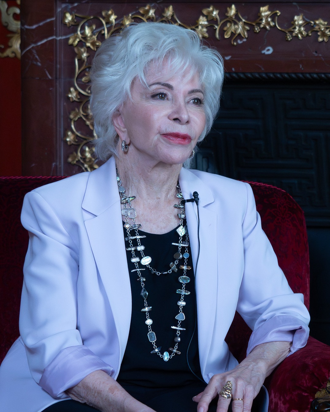 ✨ Por este escenario pasó Isabel Allende.

La escritora chilena presentó algunas de sus novelas y compartió conversaciones sobre literatura, memoria y exilio.

📺 Puedes recuperar estos encuentros en nuestro canal de YouTube: https://www.youtube.com/watch?v=H0BCZdheGNM