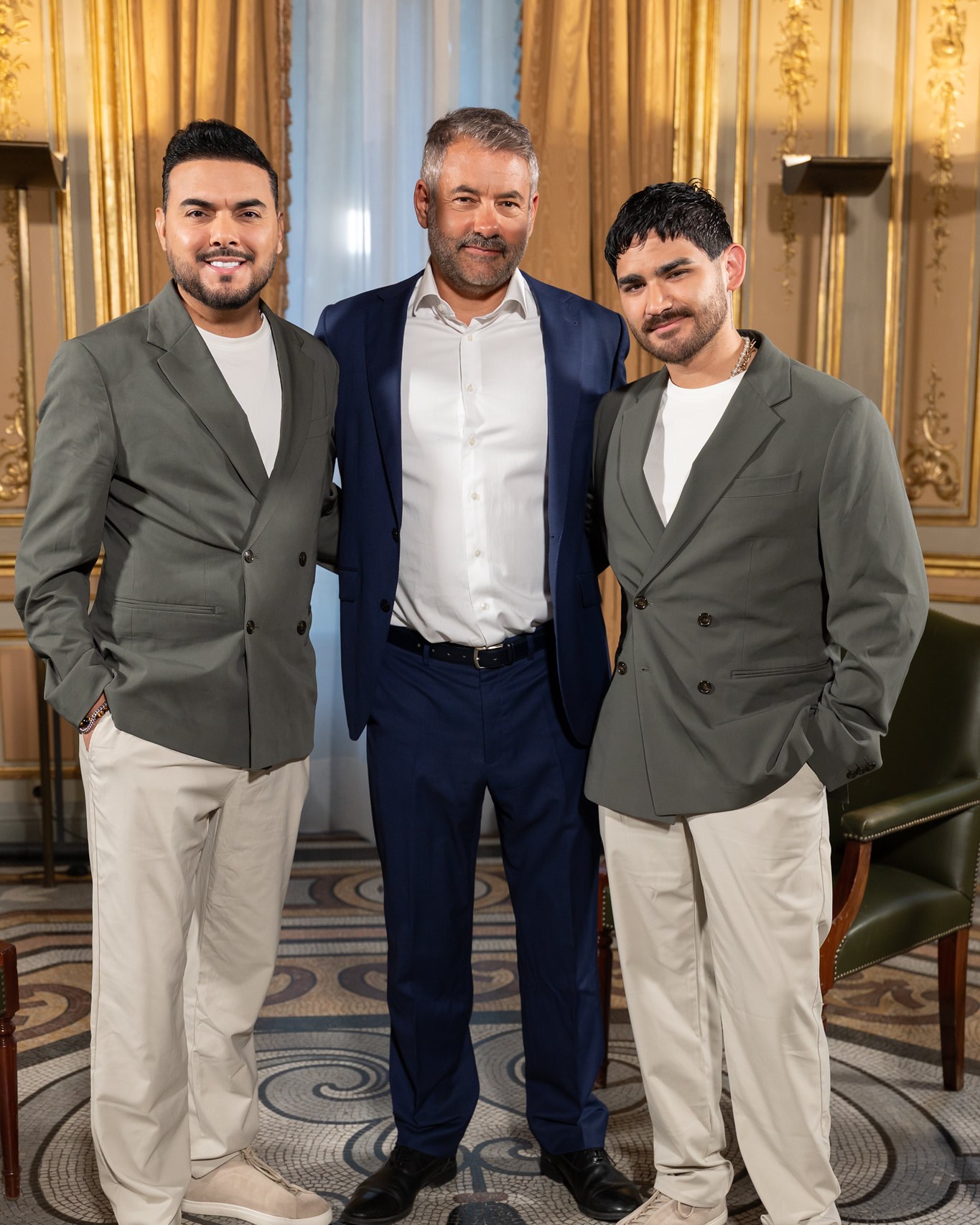 🎺 El Recodo (@elrecodooficial) cambia por un momento el escenario por la conversación.

Giovanni Mondragón y Ricardo Yocupicio, integrantes del grupo mexicano El Recodo, grabaron un nuevo episodio de ‘Conversatorios en Casa de América’ (@conversatorios_tve).

👥 Con Giovanni Mondragón, Ricardo Yocupicio y Julio Somoano (@j_somoano).

📺 Muy pronto podrás ver el programa completo en RTVE.

#CasaDeAmérica #ConversatoriosRTVE #ElRecodo #MúsicaMexicana