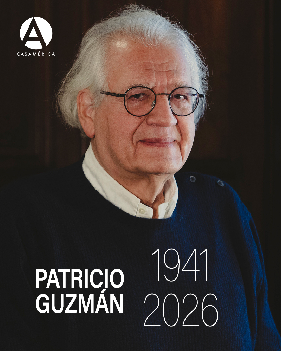 🎬 Lamentamos profundamente el fallecimiento de Patricio Guzmán (1941 - 2026), cineasta fundamental de la memoria chilena.

Director, guionista y productor, dedicó más de cinco décadas a documentar la historia reciente de Chile y a reflexionar sobre las huellas del pasado, el exilio, los derechos humanos y la memoria colectiva. Su obra, reconocida internacionalmente, convirtió el cine documental en un espacio de testimonio, poesía y reflexión.

Patricio Guzmán fue, además, una persona muy querida en Casa de América, con la que mantuvo un vínculo estrecho durante años. Nuestras salas acogieron proyecciones de ‘La batalla de Chile’, ‘Nostalgia de la luz’, ‘El botón de nácar’, ‘En nombre de Dios’, ‘Chile, la memoria obstinada’, ‘La cordillera de los sueños’ y ‘Mi país imaginario’.

También compartió aquí su pensamiento y su experiencia en entrevistas, coloquios y encuentros, como la charla ‘La condición del autor en el documental contemporáneo’, el diálogo celebrado tras la proyección de ‘Nostalgia de la luz’ y su participación en ‘Conversatorios en Casa de América’.

Nuestro cariño y nuestras condolencias a su familia, amistades y a todo el cine chileno.

#PatricioGuzmán #CineChileno #CineDocumental #Memoria #CasaDeAmérica