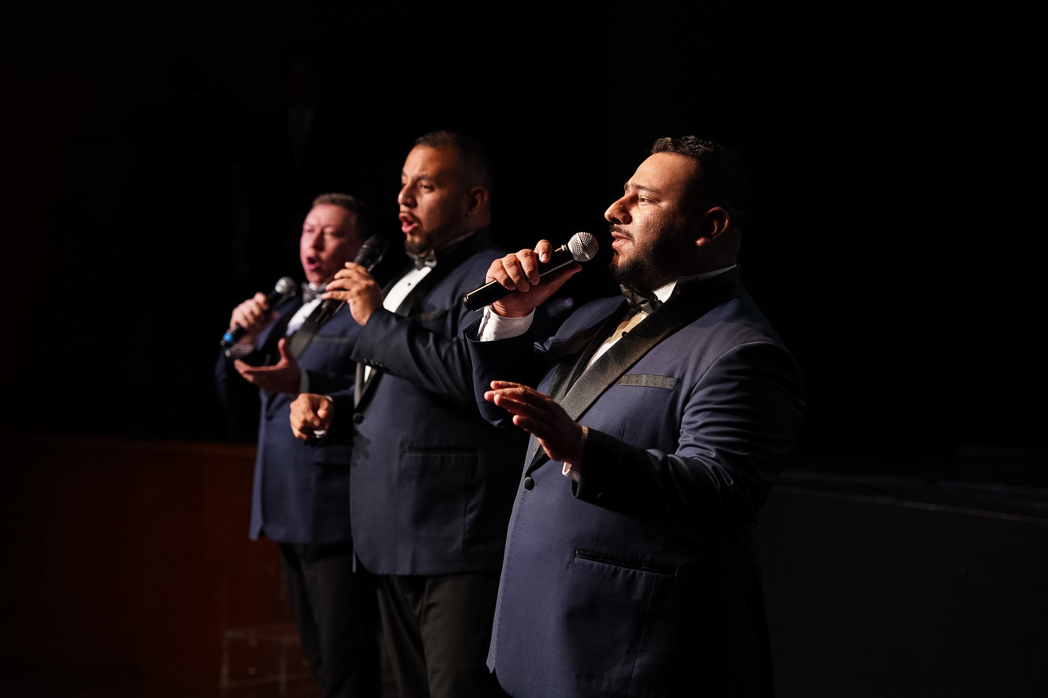 🎶 Cuatro países, una historia compartida y un escenario para celebrarla.

Así vivimos ‘𝐃𝐞 𝐈𝐛𝐞𝐫𝐨𝐚𝐦𝐞́𝐫𝐢𝐜𝐚 𝐚𝐥 𝐦𝐮𝐧𝐝𝐨’, el concierto que reunió música, canto y danza por las Fiestas Nacionales de Guatemala, El Salvador, Honduras y Costa Rica, en conmemoración de la independencia centroamericana de 1821.

OPUS 503 (@opus503) —José Guerrero, Mauro Iglesias y Esaú Osorio— y el Ballet Folclórico de Costa Rica Kalíuk compartieron un recorrido por las tradiciones de la región y sus vínculos con España.

👥 La presentación previa contó con la bienvenida de León de la Torre y la participación de Susana Sumelzo, la Secretaría General Iberoamericana (@segibdigital) y representantes de las cuatro embajadas.

🤝 Con las Embajadas de Guatemala (@embajadaguatemala.es), El Salvador, Honduras (@embajadahondurasespana) y Costa Rica (@embajadacostaricaesp) en España. Con el patrocinio de EUDE y Hospiten.

#CasaDeAmérica #Centroamérica #OPUS503 #Música #Danza
