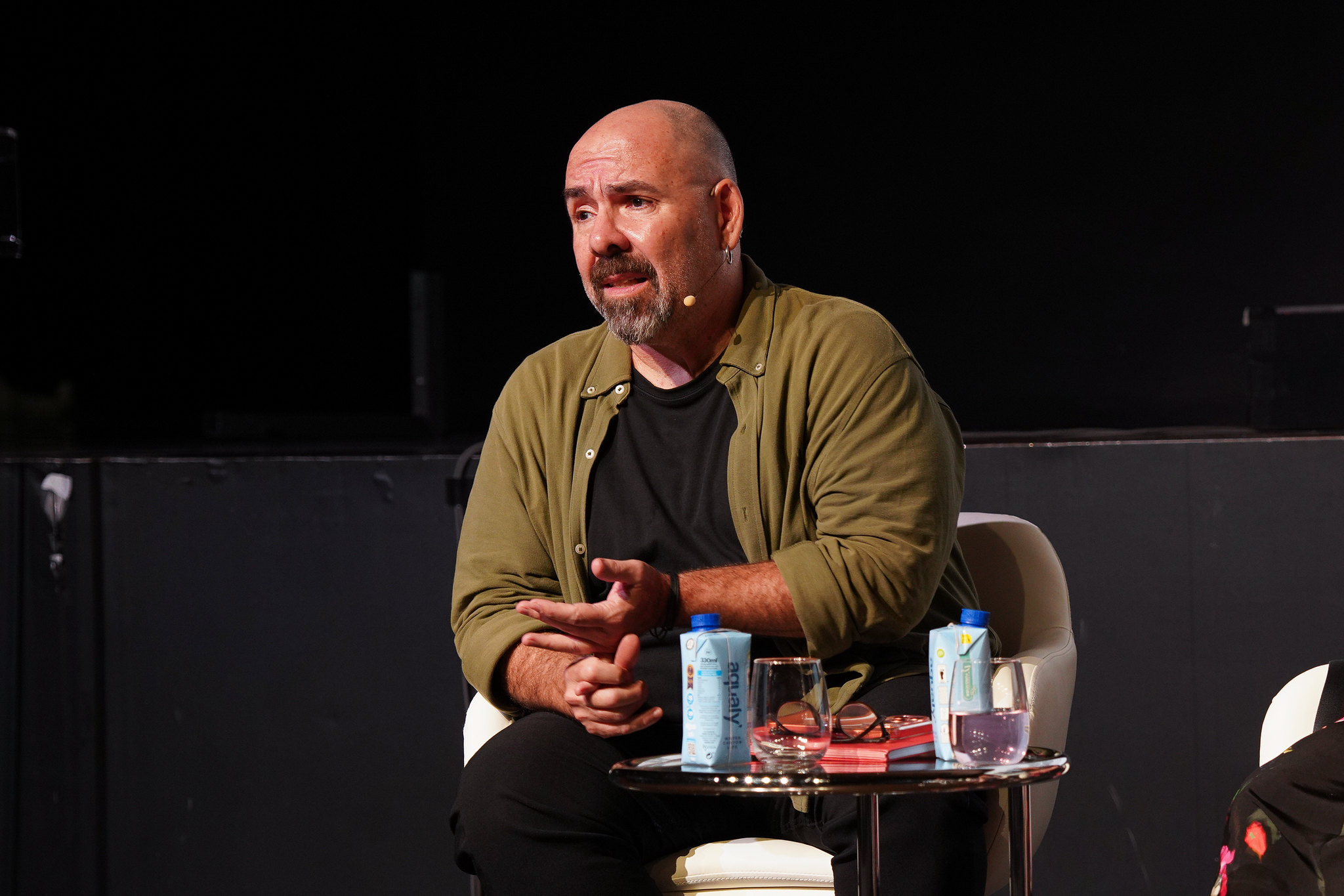 En ‘𝐀𝐦𝐞𝐫𝐢𝐜𝐚𝐧 𝐡𝐢𝐬𝐩𝐚𝐧𝐨𝐬’ conversamos sobre la representación de esta comunidad en los medios y el cine, y el papel de la lengua, la memoria y la cultura en la construcción de una identidad compartida.

👥 Con Juan José Herrera, Olga Merediz, Almudena Carracedo y Alberto Ferreras.

Las imágenes de la exposición ‘American Latinos 1935–1945’ fueron el punto de partida del encuentro. Todavía puedes visitarla hasta el 30 de septiembre y descubrir la vida de las comunidades hispanas en los Estados Unidos de los años treinta y cuarenta.

🤝 Con el patrocinio de Villa Communications, Luzz Project, Familink y Taycus.

🔗 Más información en nuestra web, enlace en la biografía.

#AmericanHispanos #AmericanLatinos #Identidad #Fotografía #CasaDeAmérica