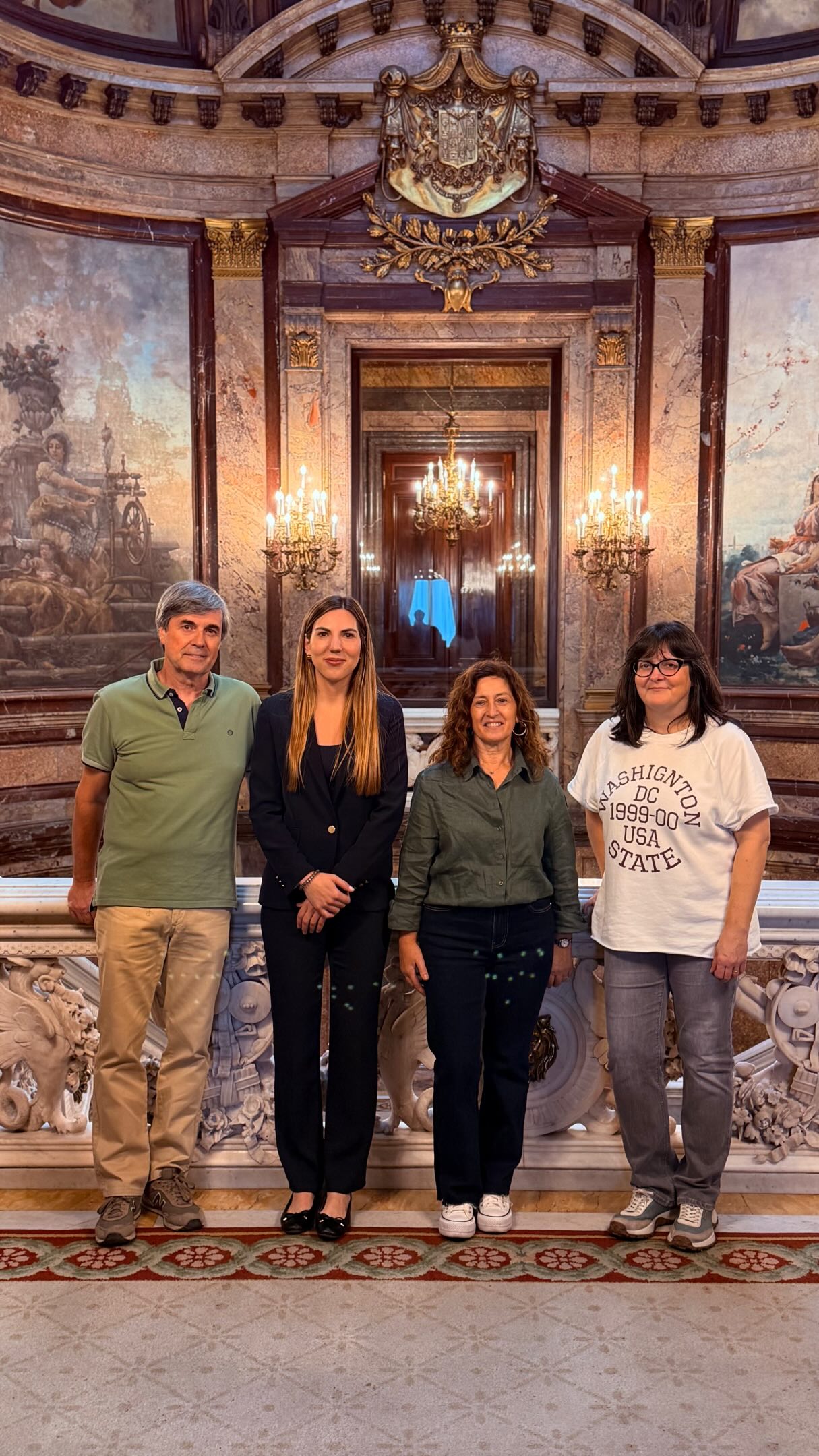 🏛️ 𝐂𝐨𝐧𝐬𝐞𝐫𝐯𝐚𝐫 𝐮𝐧 𝐩𝐚𝐥𝐚𝐜𝐢𝐨 𝐧𝐨 𝐞𝐬 𝐝𝐞𝐭𝐞𝐧𝐞𝐫 𝐞𝐥 𝐭𝐢𝐞𝐦𝐩𝐨: 𝐞𝐬 𝐚𝐩𝐫𝐞𝐧𝐝𝐞𝐫 𝐚 𝐜𝐮𝐢𝐝𝐚𝐫𝐥𝐨.

En este vídeo, Félix, Charo y Rebeca nos acercan al trabajo que el Taller de Restauración El Barco realiza en el Palacio de Linares.

Estudiar, documentar, limpiar, consolidar y restaurar. Cada intervención busca anticiparse al deterioro, respetar los materiales originales y preservar la riqueza artística de sus salas sin impedir que continúen siendo espacios vivos y en uso.

Una labor especializada y constante, sostenida por la experiencia, el conocimiento de los materiales y la dedicación de quienes la hacen posible.

#PalacioDeLinares #Restauración #Conservación #Patrimonio #CasaDeAmérica