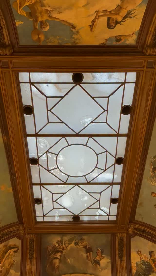 ☀️ También se cuida lo que deja pasar la luz.

Miramos hacia lo alto del Palacio de Linares para mostrar la limpieza de su 𝐥𝐮𝐜𝐞𝐫𝐧𝐚𝐫𝐢𝐨, realizada por la empresa de restauración El Barco. Un trabajo que suele quedar fuera de plano y que hoy merece todas las miradas.

#CasaDeAmérica #PalacioDeLinares #ConservaciónDelPatrimonio